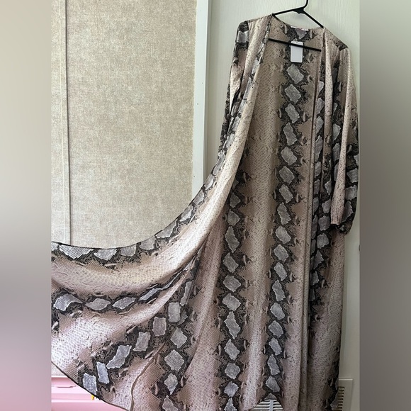 Buddy Love Beige and Black Snake Print Kimono - Picture 6 of 8